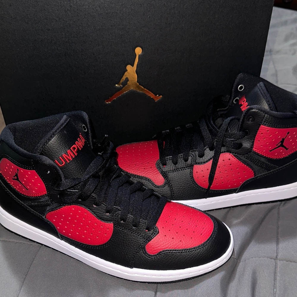 JORDAN- Jump Men's Dynamic Black and Red Sneakers NEW